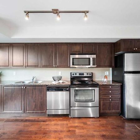 Cn Tower View With Free Parking, Pool, & More Amenities Торонто Экстерьер фото
