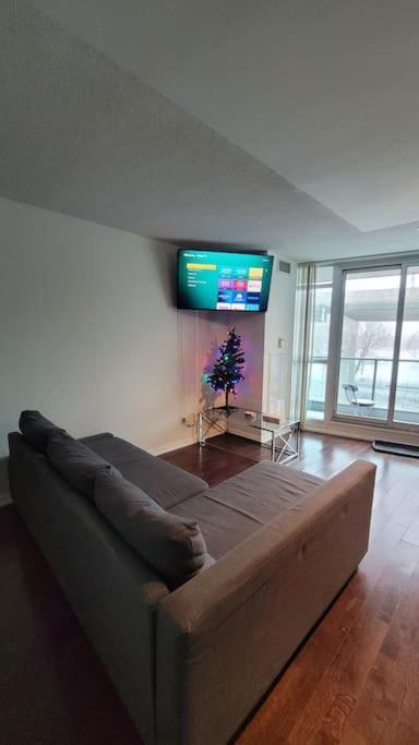 Cn Tower View With Free Parking, Pool, & More Amenities Торонто Экстерьер фото