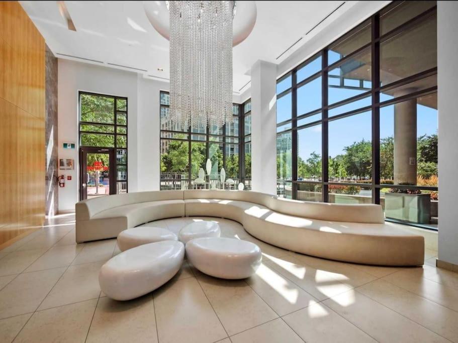 Cn Tower View With Free Parking, Pool, & More Amenities Торонто Экстерьер фото