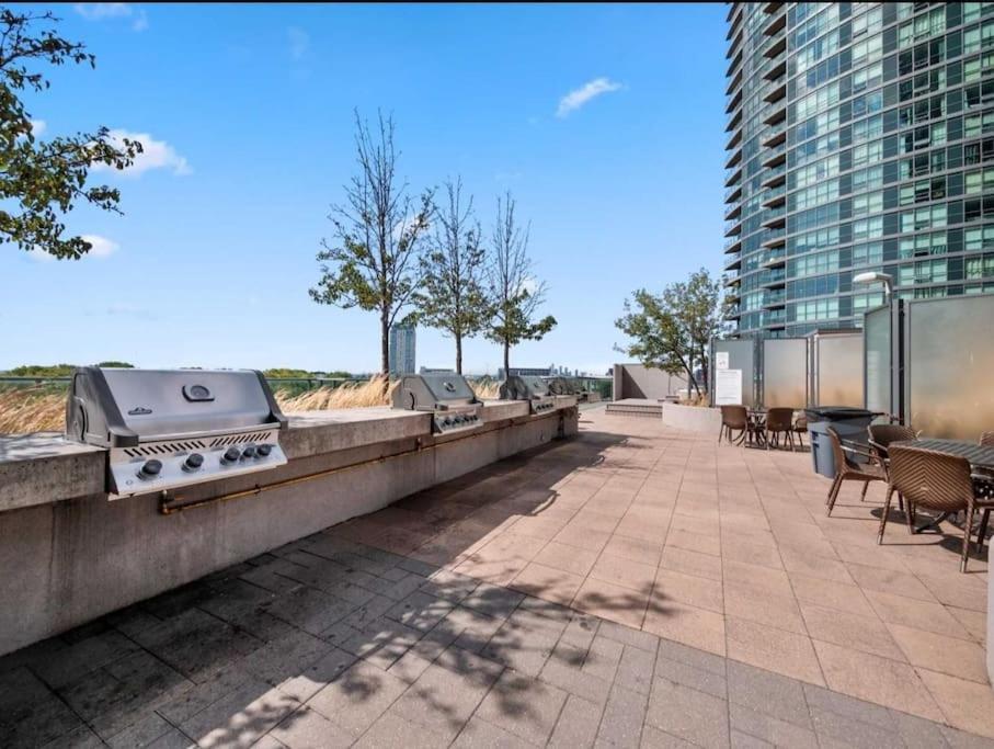 Cn Tower View With Free Parking, Pool, & More Amenities Торонто Экстерьер фото