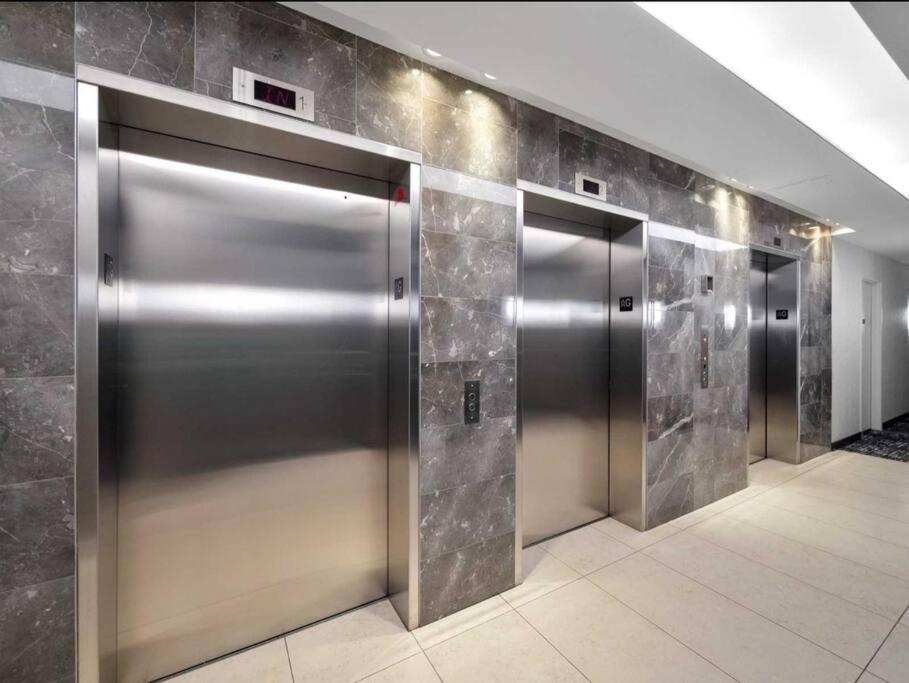 Cn Tower View With Free Parking, Pool, & More Amenities Торонто Экстерьер фото