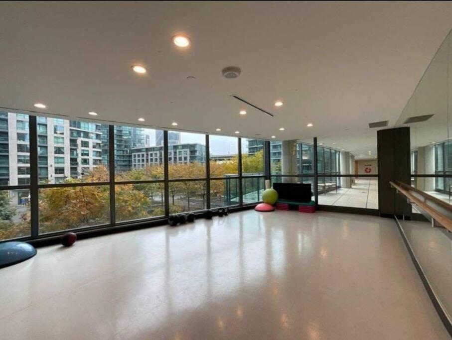 Cn Tower View With Free Parking, Pool, & More Amenities Торонто Экстерьер фото