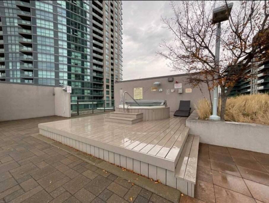 Cn Tower View With Free Parking, Pool, & More Amenities Торонто Экстерьер фото