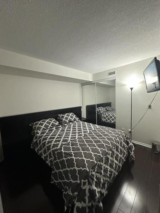 Cn Tower View With Free Parking, Pool, & More Amenities Торонто Экстерьер фото