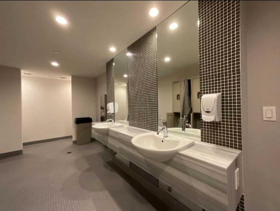 Cn Tower View With Free Parking, Pool, & More Amenities Торонто Экстерьер фото