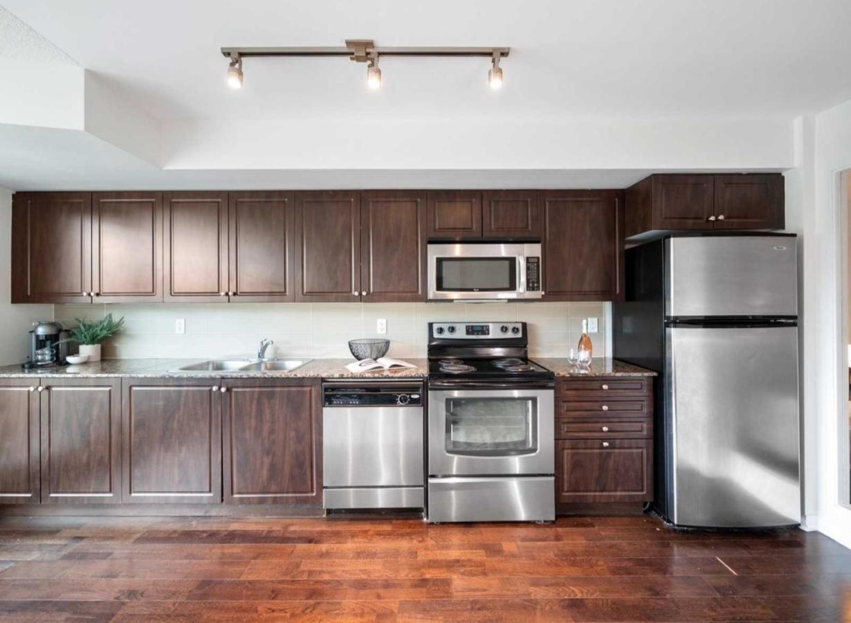 Cn Tower View With Free Parking, Pool, & More Amenities Торонто Экстерьер фото