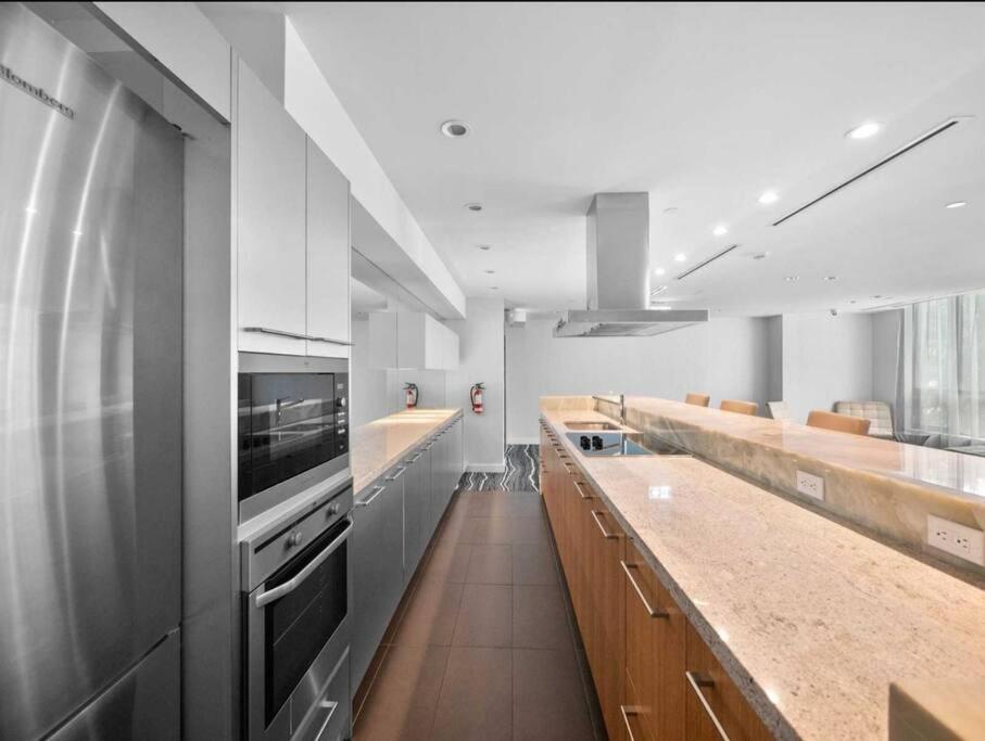 Cn Tower View With Free Parking, Pool, & More Amenities Торонто Экстерьер фото
