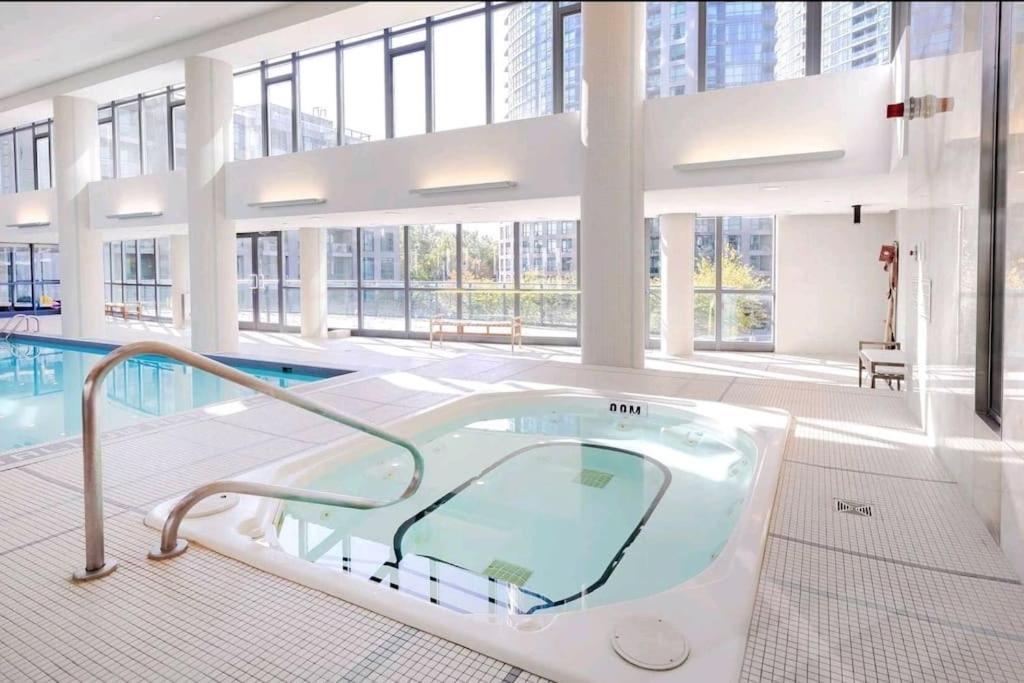 Cn Tower View With Free Parking, Pool, & More Amenities Торонто Экстерьер фото