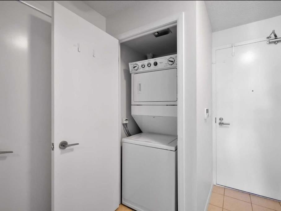 Cn Tower View With Free Parking, Pool, & More Amenities Торонто Экстерьер фото