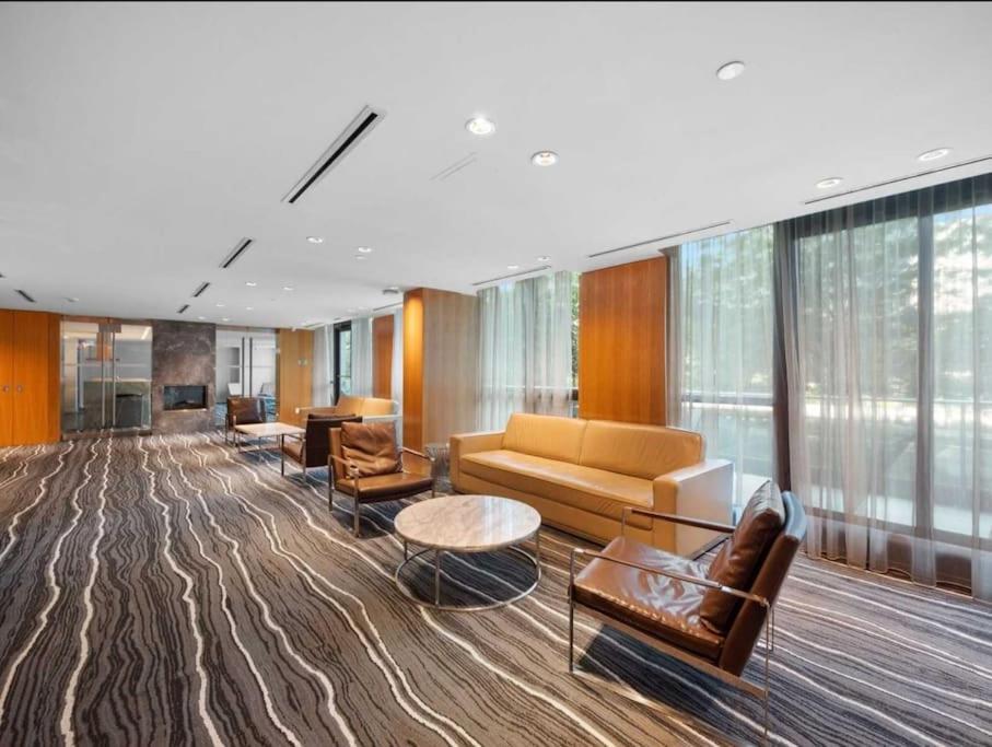 Cn Tower View With Free Parking, Pool, & More Amenities Торонто Экстерьер фото